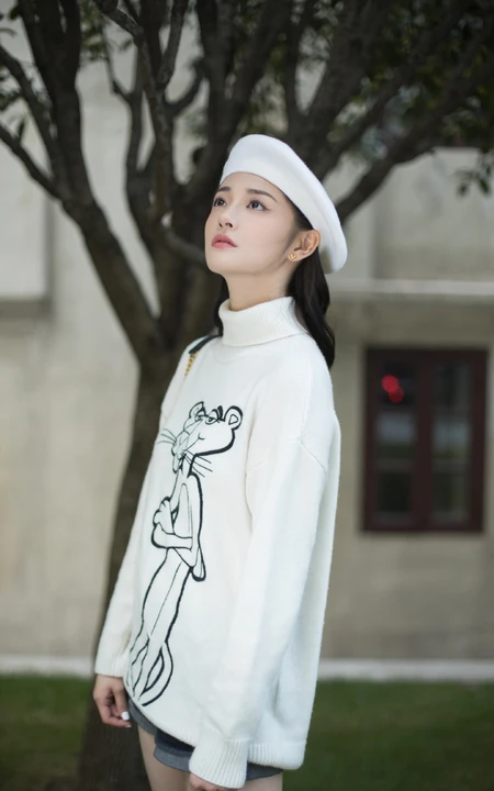 周洁琼青春靓丽白色针织衫牛仔短裤街拍甜美动人时尚写真