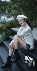 周洁琼青春靓丽白色针织衫牛仔短裤街拍甜美动人时尚写真