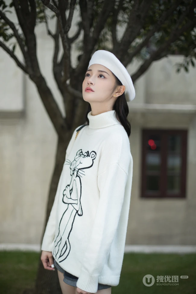 周洁琼青春靓丽白色针织衫牛仔短裤街拍甜美动人时尚写真