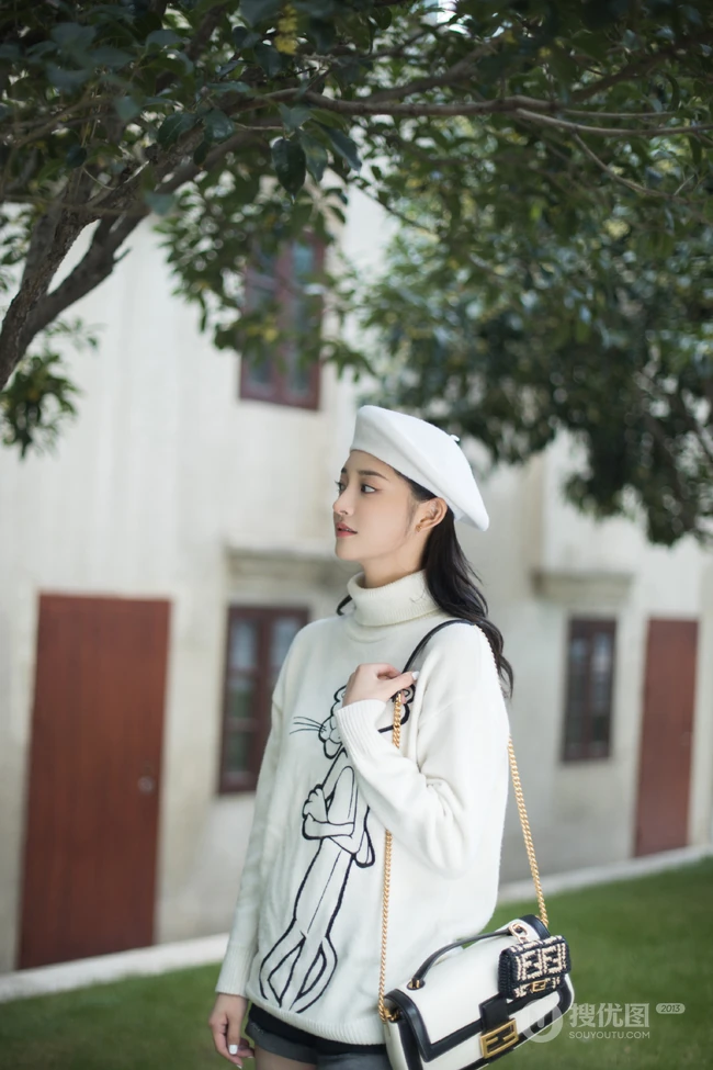 周洁琼青春靓丽白色针织衫牛仔短裤街拍甜美动人时尚写真