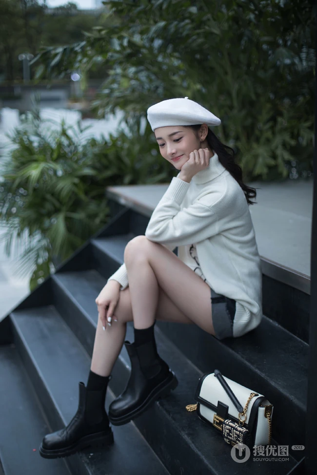 周洁琼青春靓丽白色针织衫牛仔短裤街拍甜美动人时尚写真