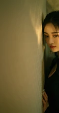 周洁琼气质魅惑黑色V领闪亮连衣裙卧室沙发光影写真图集