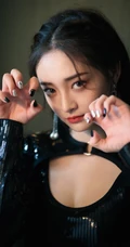 周洁琼气质魅惑黑色V领闪亮连衣裙卧室沙发光影写真图集