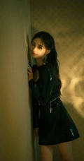 周洁琼气质魅惑黑色V领闪亮连衣裙卧室沙发光影写真图集