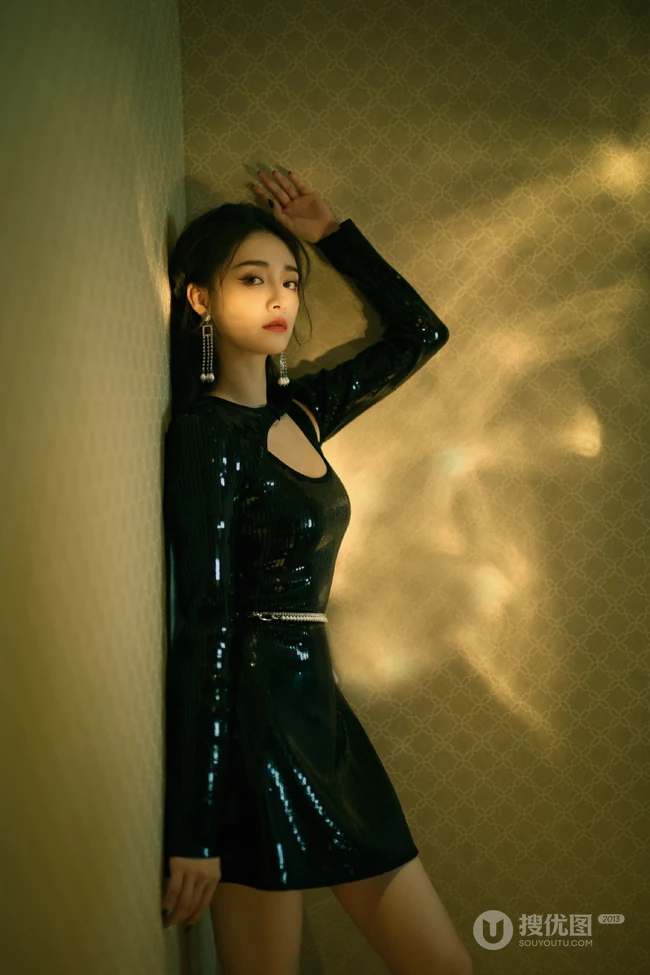 周洁琼气质魅惑黑色V领闪亮连衣裙卧室沙发光影写真图集