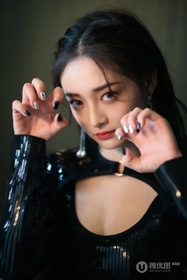 周洁琼气质魅惑黑色V领闪亮连衣裙卧室沙发光影写真图集