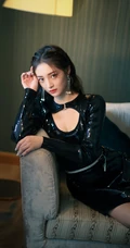 周洁琼气质魅惑黑色V领闪亮连衣裙卧室沙发光影写真图集