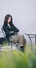 徐艺洋酷美十足庞克风夹克搭配工装裤户外写真照