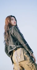 徐艺洋酷美十足庞克风夹克搭配工装裤户外写真照