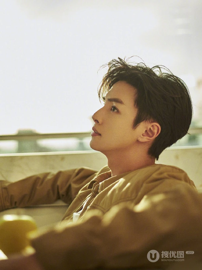 台湾帅哥官鸿休闲夹克衫长裤享受阳光居家写真照片
