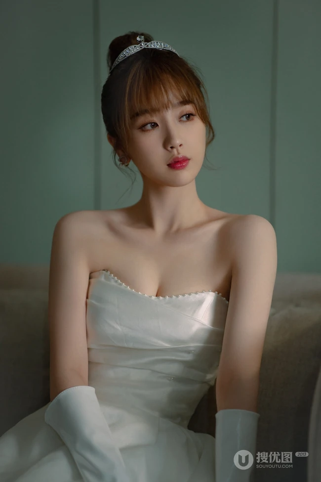 虞书欣丸子头发型搭配白色礼裙裙显气质动人气质线条写真美照