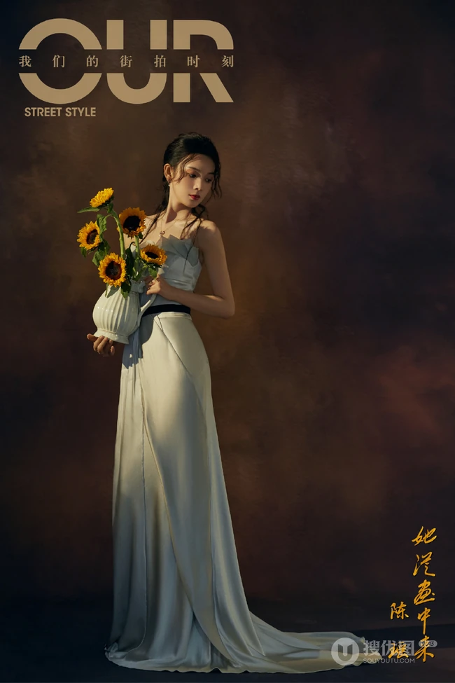 陈瑶宛如画中人唯美写真，礼裙白裙加向日葵搭配，气质复古兼具气质