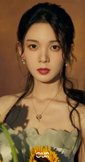 陈瑶宛如画中人唯美写真，礼裙白裙加向日葵搭配，气质复古兼具气质