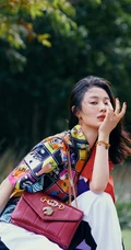 孙佳雨潮流拼接图案夹克上衣搭配白色休闲裤街拍写真照