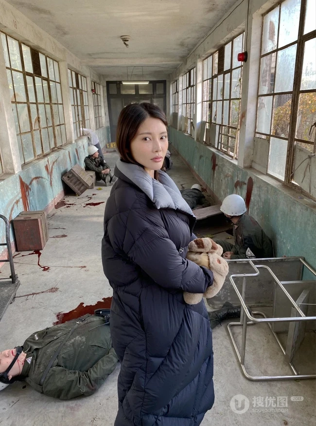 徐冬冬身穿黑色羽绒服片场照片及气质室内肩带衣美照
