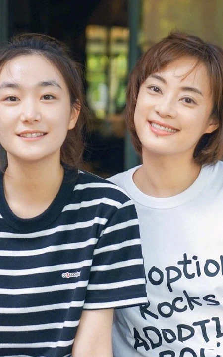 孙俪妹妹孙艳晒照发&ldquo;拥抱&rdquo;表情，眼睛和孙俪很像