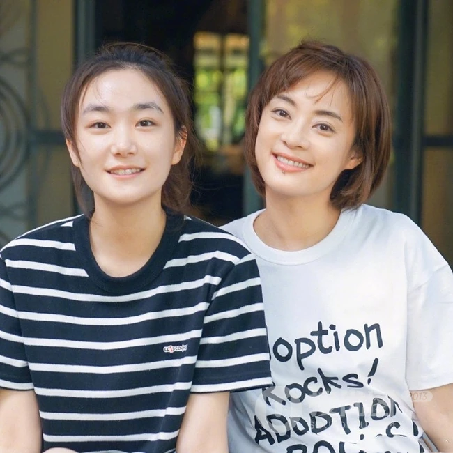 孙俪妹妹孙艳晒照发&ldquo;拥抱&rdquo;表情，眼睛和孙俪很像
