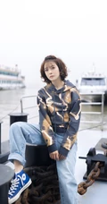 种丹妮时尚动感短卷发绑发发型搭配街头风卫衣牛仔码头写真照