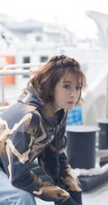 种丹妮时尚动感短卷发绑发发型搭配街头风卫衣牛仔码头写真照