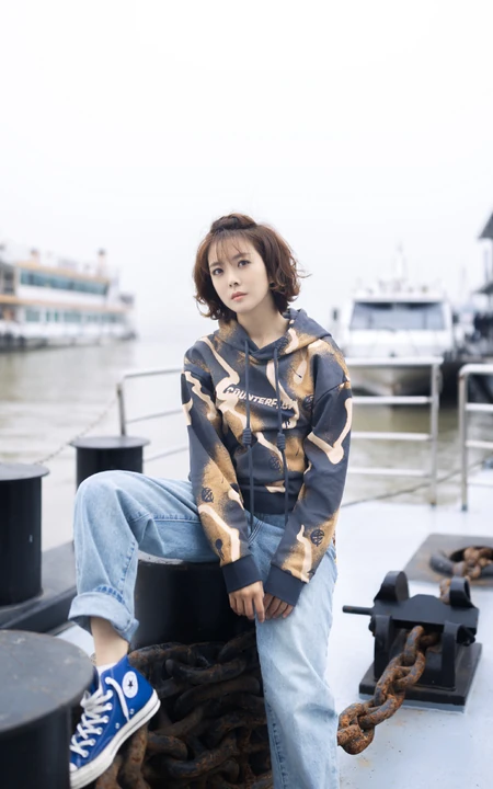 种丹妮时尚动感短卷发绑发发型搭配街头风卫衣牛仔码头写真照