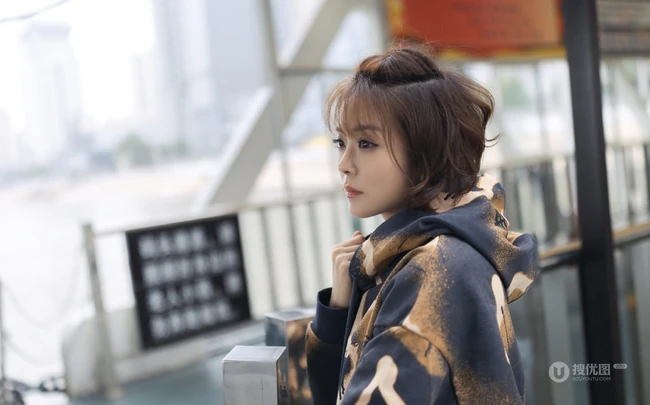 种丹妮时尚动感短卷发绑发发型搭配街头风卫衣牛仔码头写真照
