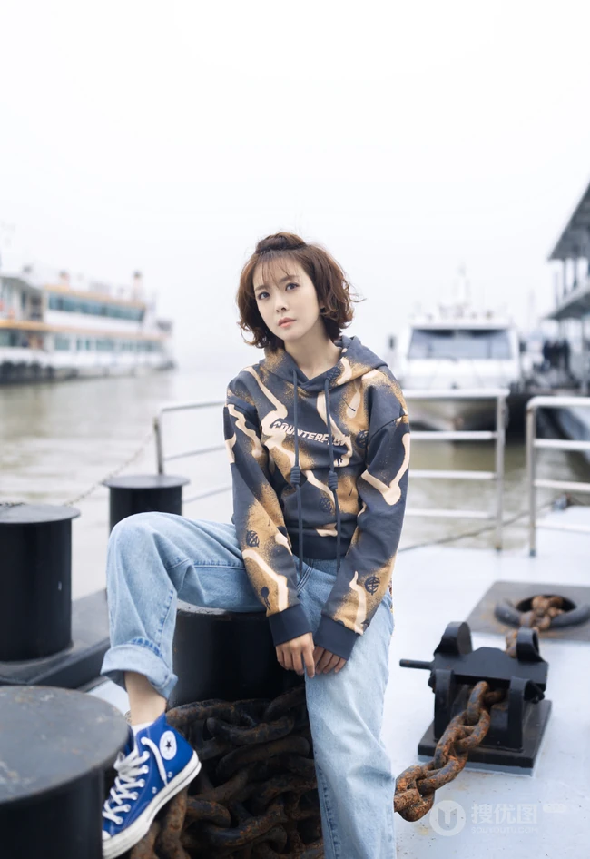 种丹妮时尚动感短卷发绑发发型搭配街头风卫衣牛仔码头写真照