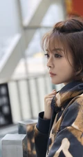种丹妮时尚动感短卷发绑发发型搭配街头风卫衣牛仔码头写真照
