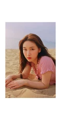 王一桥元气十足海边沙地玩耍写真，短款装搭配牛仔短裤，清爽靓丽
