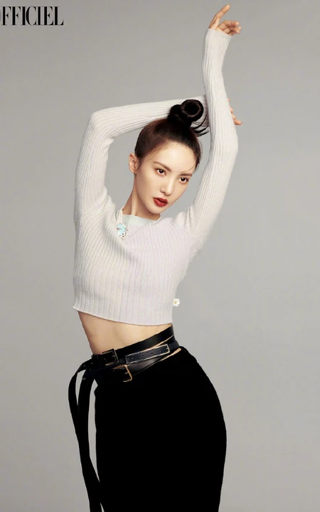 金晨最新《时装LOFFICIEL》十一月刊杂志写真，多套服饰诠释&ldquo;姐姐&rdquo;魅力