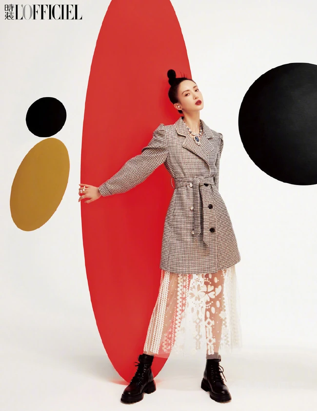 金晨最新《时装LOFFICIEL》十一月刊杂志写真，多套服饰诠释&ldquo;姐姐&rdquo;魅力