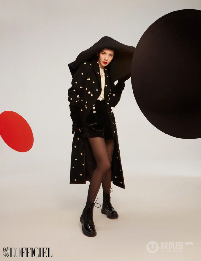 金晨最新《时装LOFFICIEL》十一月刊杂志写真，多套服饰诠释&ldquo;姐姐&rdquo;魅力