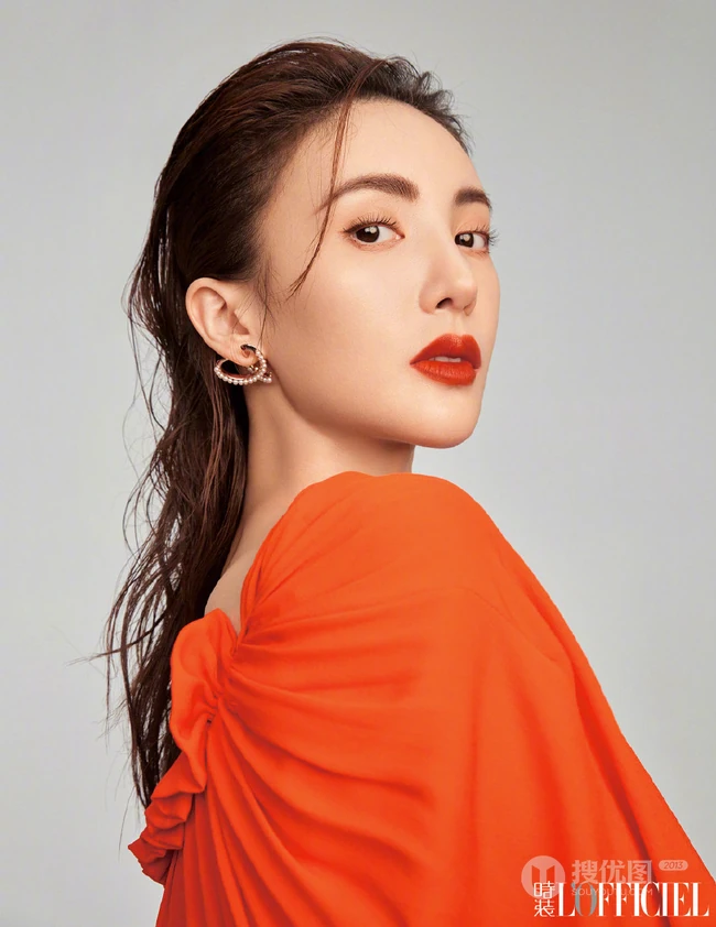 金晨最新《时装LOFFICIEL》十一月刊杂志写真，多套服饰诠释&ldquo;姐姐&rdquo;魅力