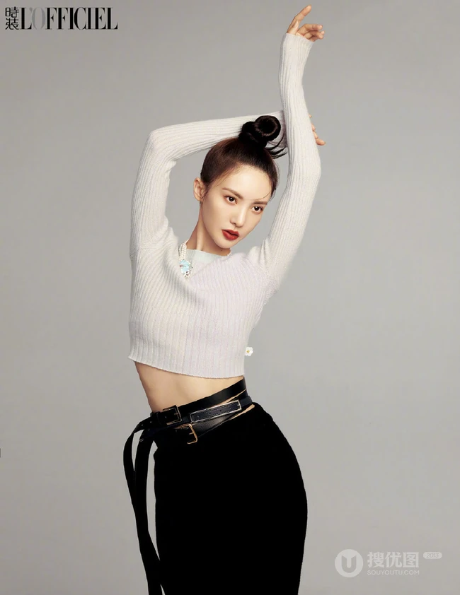 金晨最新《时装LOFFICIEL》十一月刊杂志写真，多套服饰诠释&ldquo;姐姐&rdquo;魅力