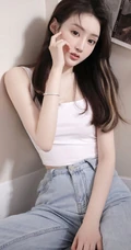 嘴角有痣的大眼睛气质长发女生白背心牛仔裤居家沙发慵懒动人写真照
