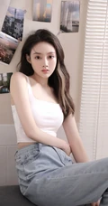 嘴角有痣的大眼睛气质长发女生白背心牛仔裤居家沙发慵懒动人写真照