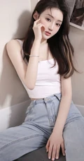 嘴角有痣的大眼睛气质长发女生白背心牛仔裤居家沙发慵懒动人写真照