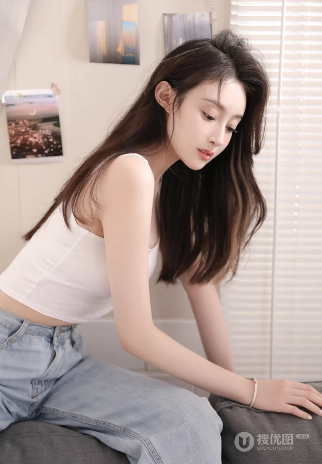 嘴角有痣的大眼睛气质长发女生白背心牛仔裤居家沙发慵懒动人写真照