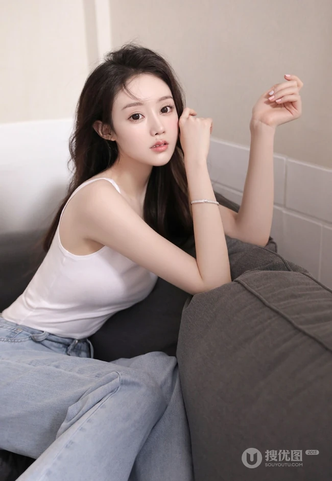 嘴角有痣的大眼睛气质长发女生白背心牛仔裤居家沙发慵懒动人写真照