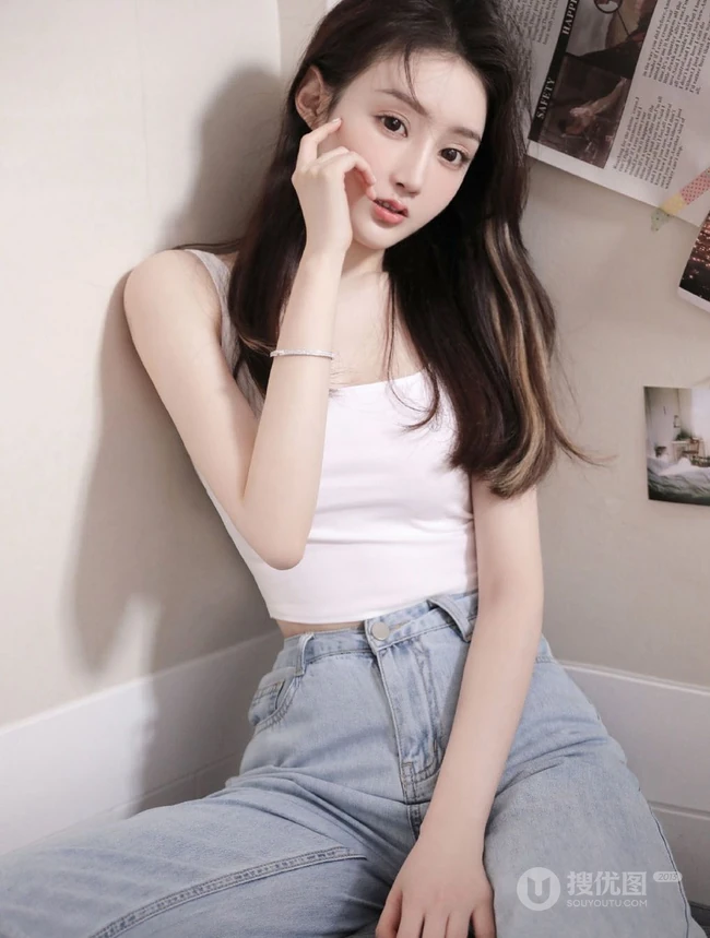 嘴角有痣的大眼睛气质长发女生白背心牛仔裤居家沙发慵懒动人写真照