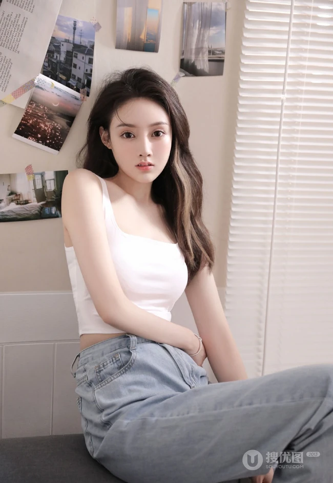 嘴角有痣的大眼睛气质长发女生白背心牛仔裤居家沙发慵懒动人写真照