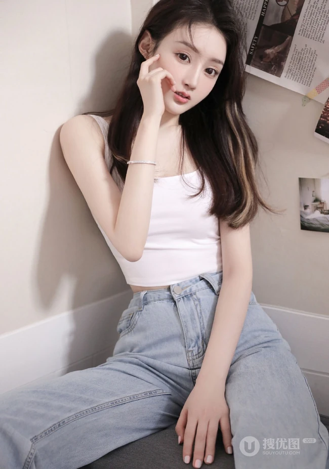 嘴角有痣的大眼睛气质长发女生白背心牛仔裤居家沙发慵懒动人写真照