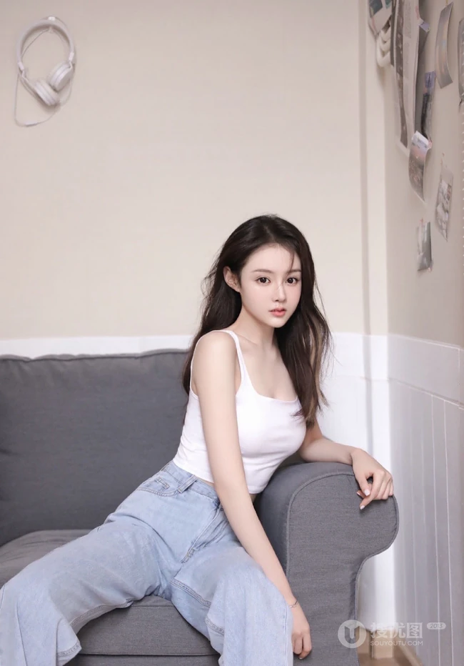 嘴角有痣的大眼睛气质长发女生白背心牛仔裤居家沙发慵懒动人写真照