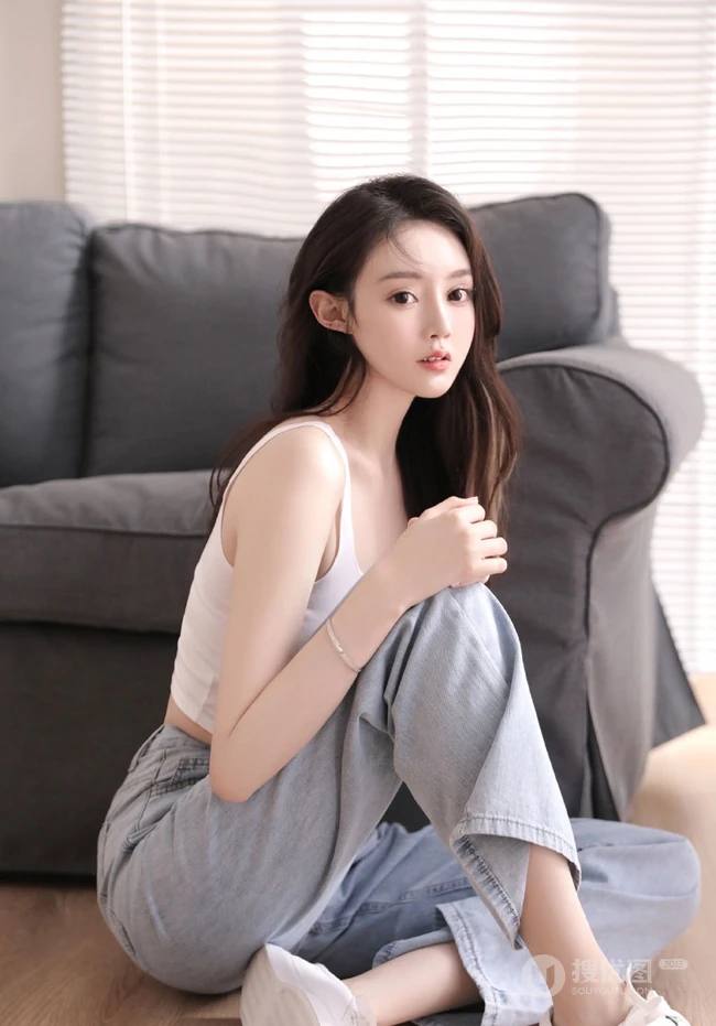 嘴角有痣的大眼睛气质长发女生白背心牛仔裤居家沙发慵懒动人写真照