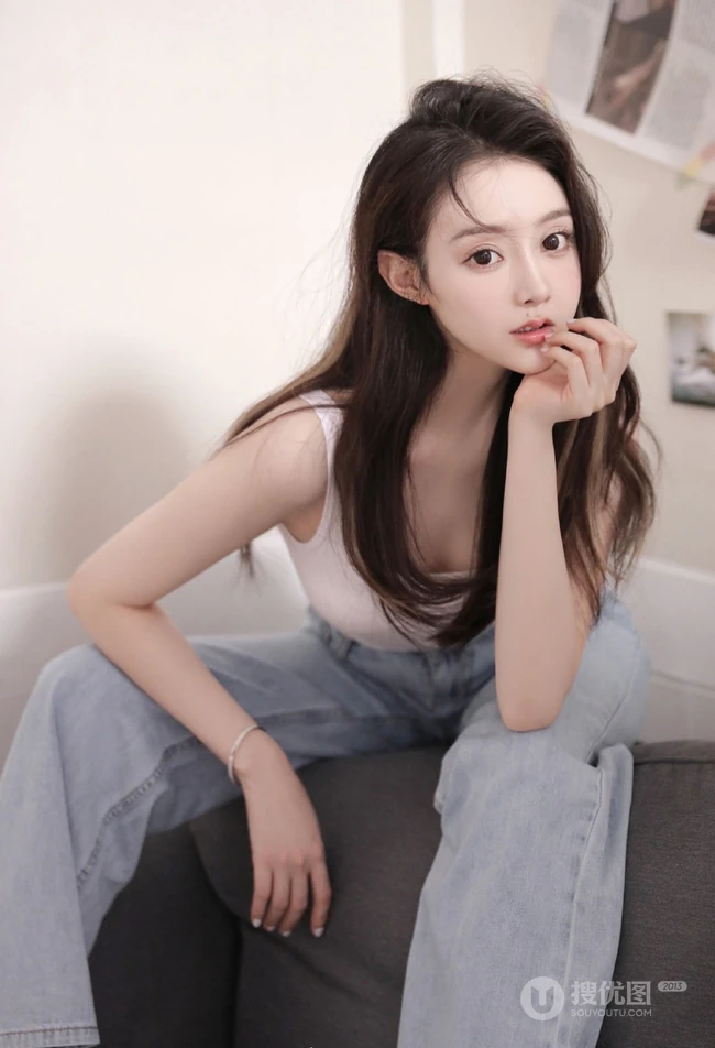 嘴角有痣的大眼睛气质长发女生白背心牛仔裤居家沙发慵懒动人写真照