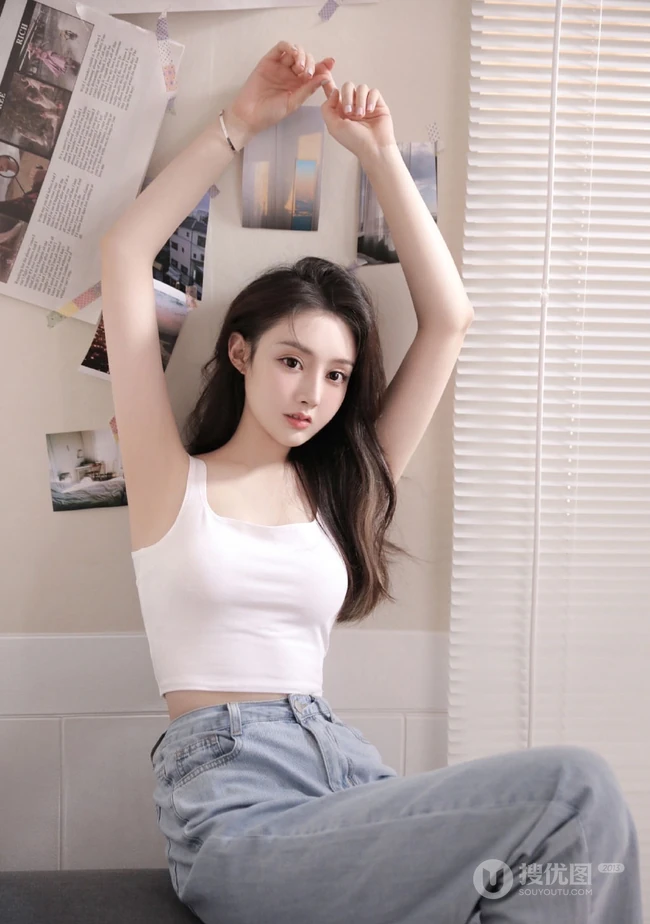 嘴角有痣的大眼睛气质长发女生白背心牛仔裤居家沙发慵懒动人写真照