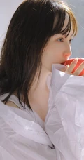 牛奶般肌肤双眼皮漂亮少女白衬衫背心牛仔热裤穿搭室内氛围线条感写真
