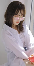 牛奶般肌肤双眼皮漂亮少女白衬衫背心牛仔热裤穿搭室内氛围线条感写真