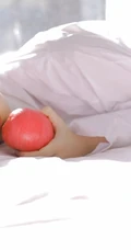牛奶般肌肤双眼皮漂亮少女白衬衫背心牛仔热裤穿搭室内氛围线条感写真