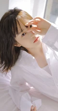 牛奶般肌肤双眼皮漂亮少女白衬衫背心牛仔热裤穿搭室内氛围线条感写真