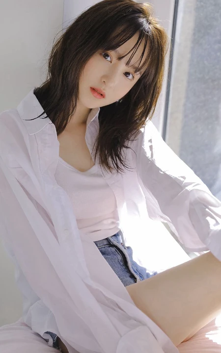 牛奶般肌肤双眼皮漂亮少女白衬衫背心牛仔热裤穿搭室内氛围线条感写真